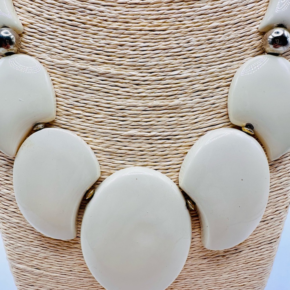 Elegant Vintage Cream Abstract Necklace - Picture 2 of 5